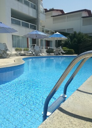 Piscina externa, espreguiçadeiras