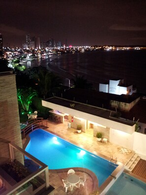 Hồ bơi ngoài trời, ghế dài tắm nắng