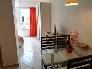  Apartamento de 1 Quarto com Vista Piscina | Zona de estar | Una televisión LED