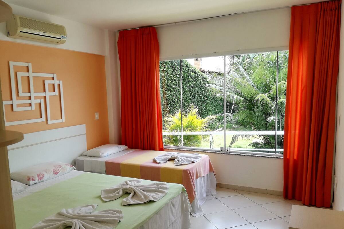 Apartamento de 1 Quarto Triplo com Vista Piscina | Safe på rommet, strykejern/-brett, wi-fi (inkludert) og sengetøy