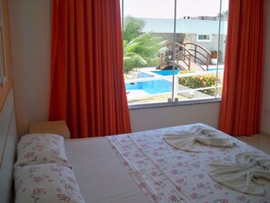  Apartamento de 1 Quarto com Vista Piscina | In-room safe, iron/ironing board, free WiFi, bed sheets