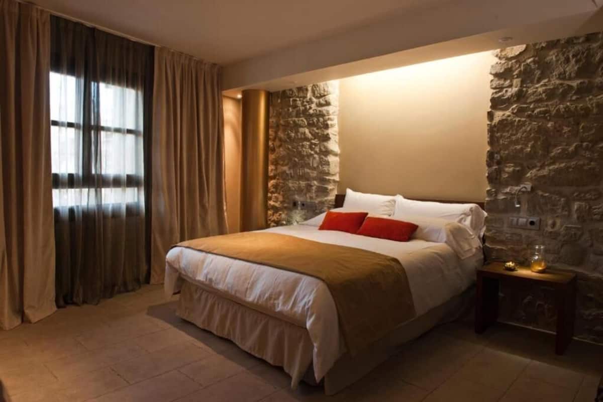 In-room safe, soundproofing, rollaway beds (surcharge), WiFi (free)