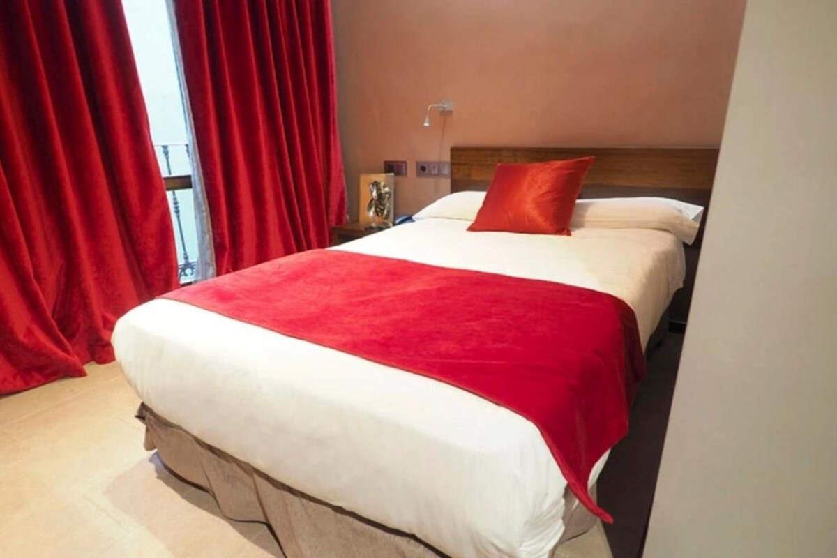 SINGLE ROOM (1 ADULT)