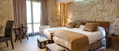 Caja de seguridad en la habitación, insonorización y camas extra