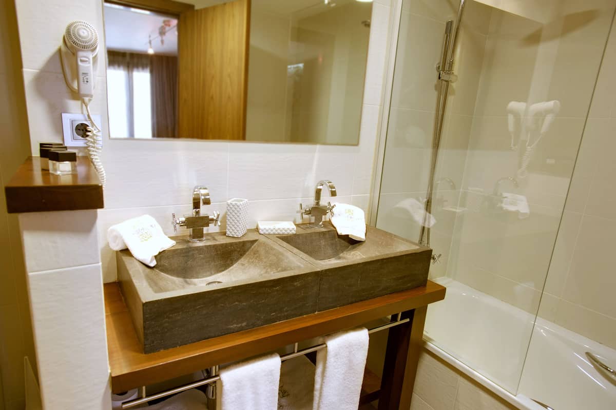 Habitación doble estándar | Baño | Secadora de cabello