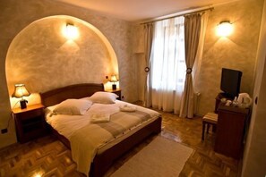 Premium bedding, pillowtop beds, minibar, individually decorated - Casa Albert (Brasov)