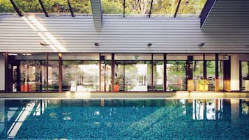 Piscine couverte, accès possible de 08 h 00 à 20 h 00, chaises longues 