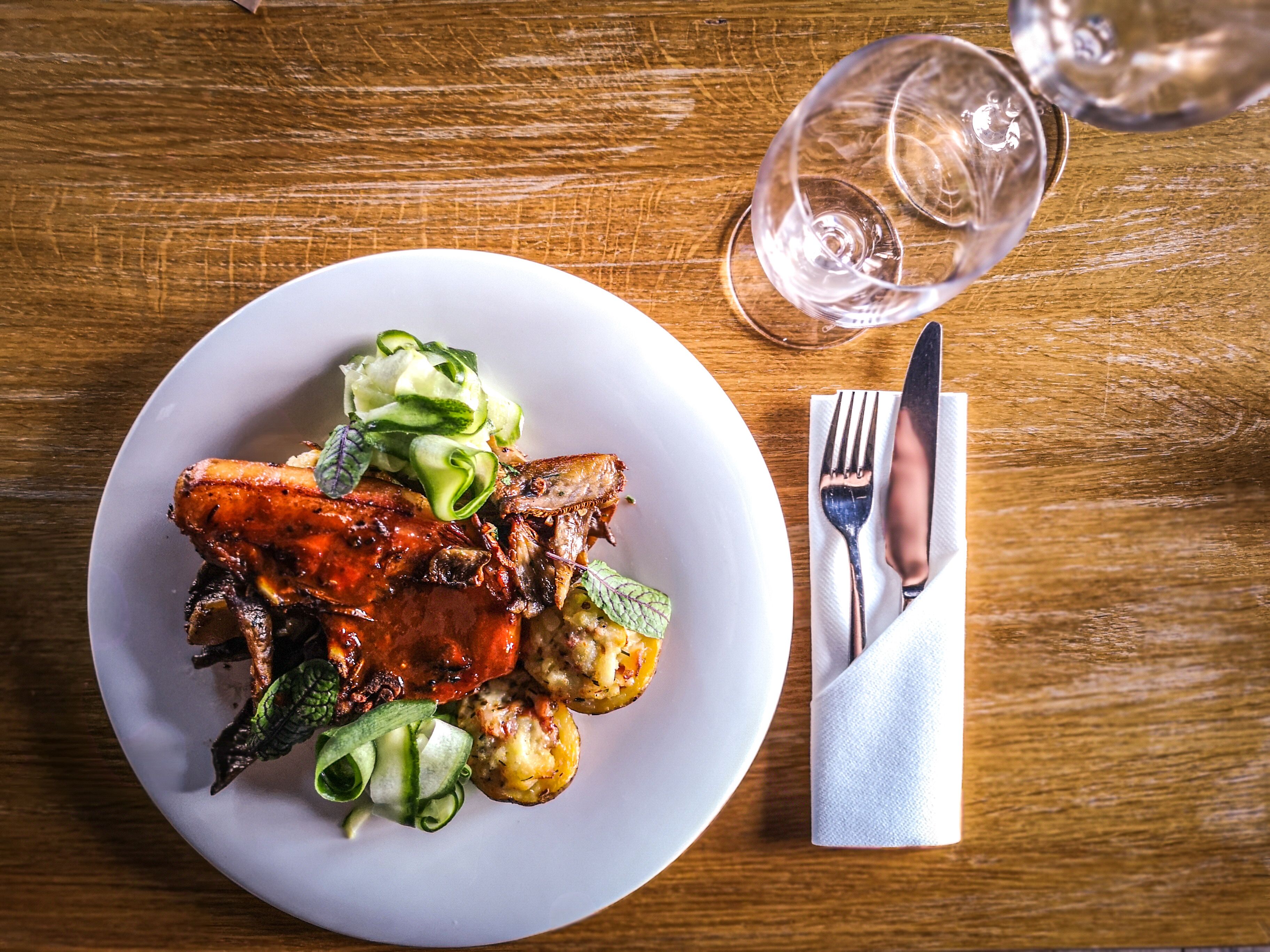 lunch and dinner served, garden views