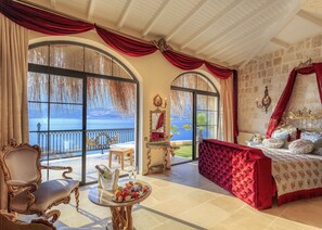 Queen Suit | Oleskelualue | 82–senttinen televisio, jossa satelliittikanavat