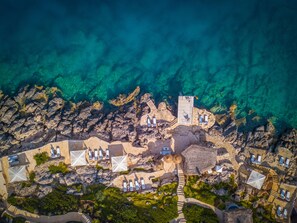 Privat strand, solsenger, parasoller og strandhåndklær