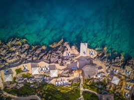 Privat strand, solstolar, parasoller och strandhanddukar