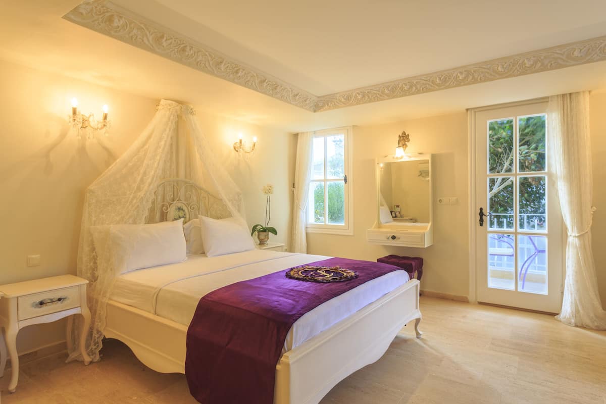 Deluxe suite, uitzicht op tuin | 1 slaapkamer, lakens van Egyptisch katoen, luxe beddengoed