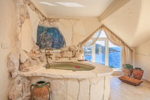 Penthouse Deluxe, vue mer | Bain à remous privé