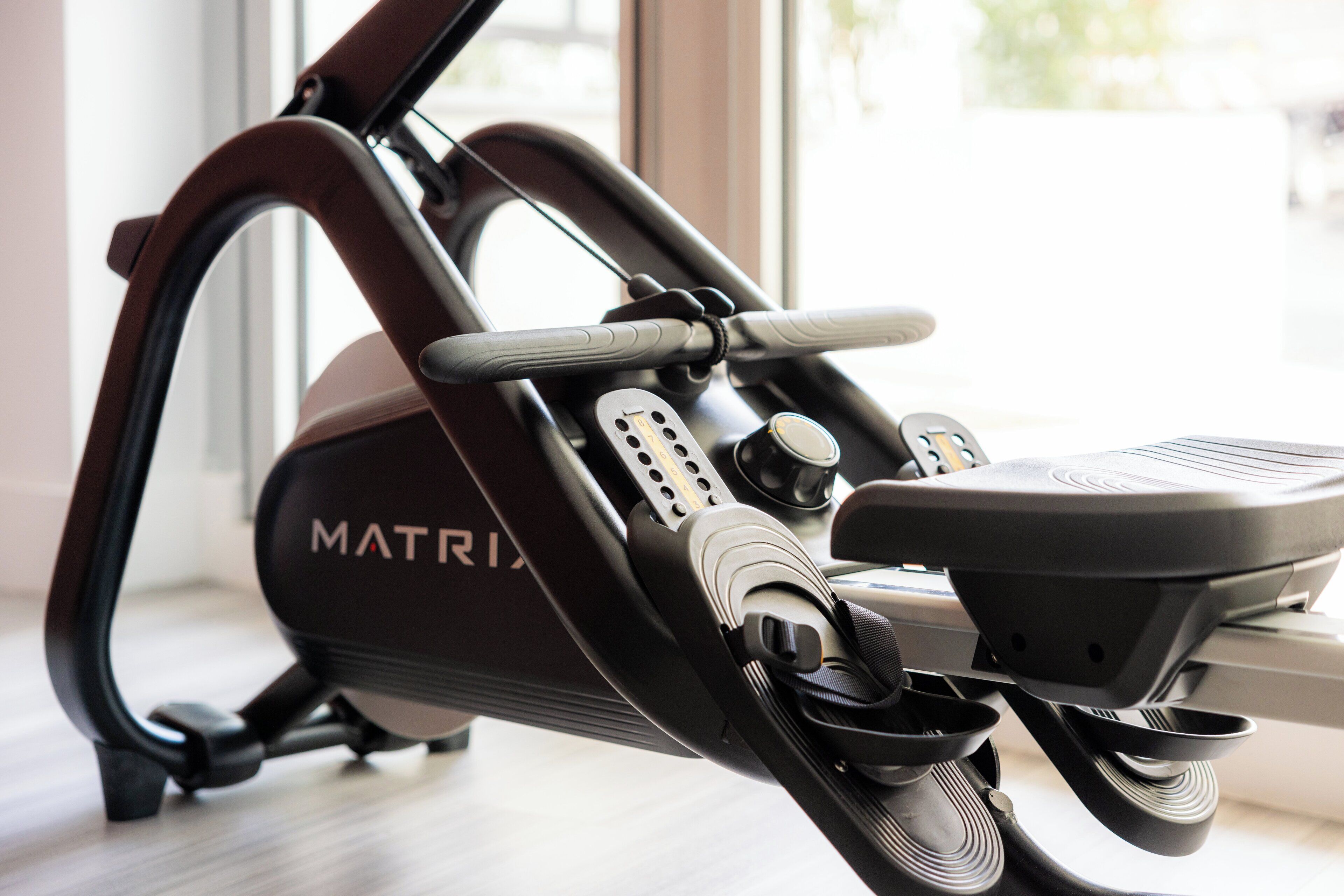 Ein stehendes Ergometer mit Bedienfeld und Trittplatten.