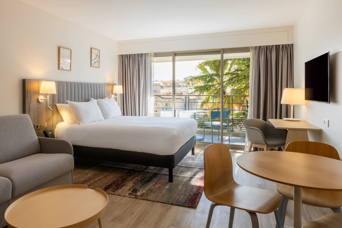 Suite monolocale, 1 letto queen con divano letto, balcone | 1 camera, biancheria da letto di alta qualità, materassi a doppio strato
