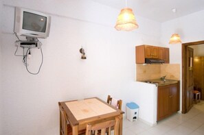 Studio | Ruokailu omassa huoneessa