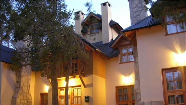 Un edificio de dos pisos con paredes de piedra y puertas de madera.