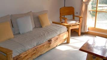 Classic Bungalow (3 people) | Living room | 21-inch flat-screen TV with cable channels, TV, fireplace