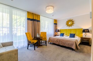 Habitación Deluxe con 2 camas individuales | Escritorio y espacio para trabajar con laptop 