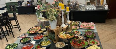 Free daily buffet breakfast