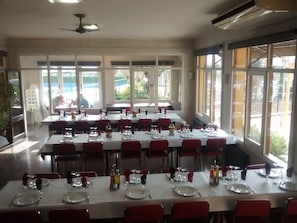 Frühstück, Mittagessen, mediterrane Küche, Blick auf den Pool