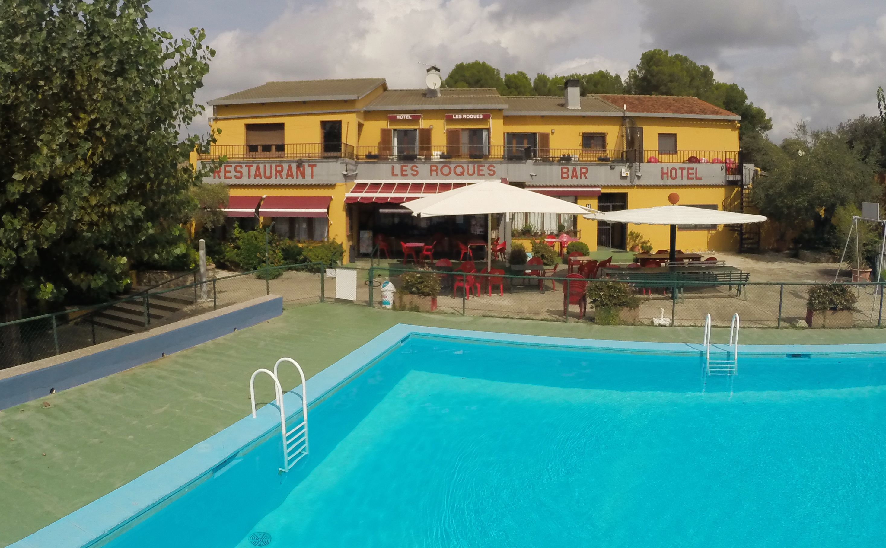 outdoor pool, open 11:00 am to 7:30 pm, lifeguards on site