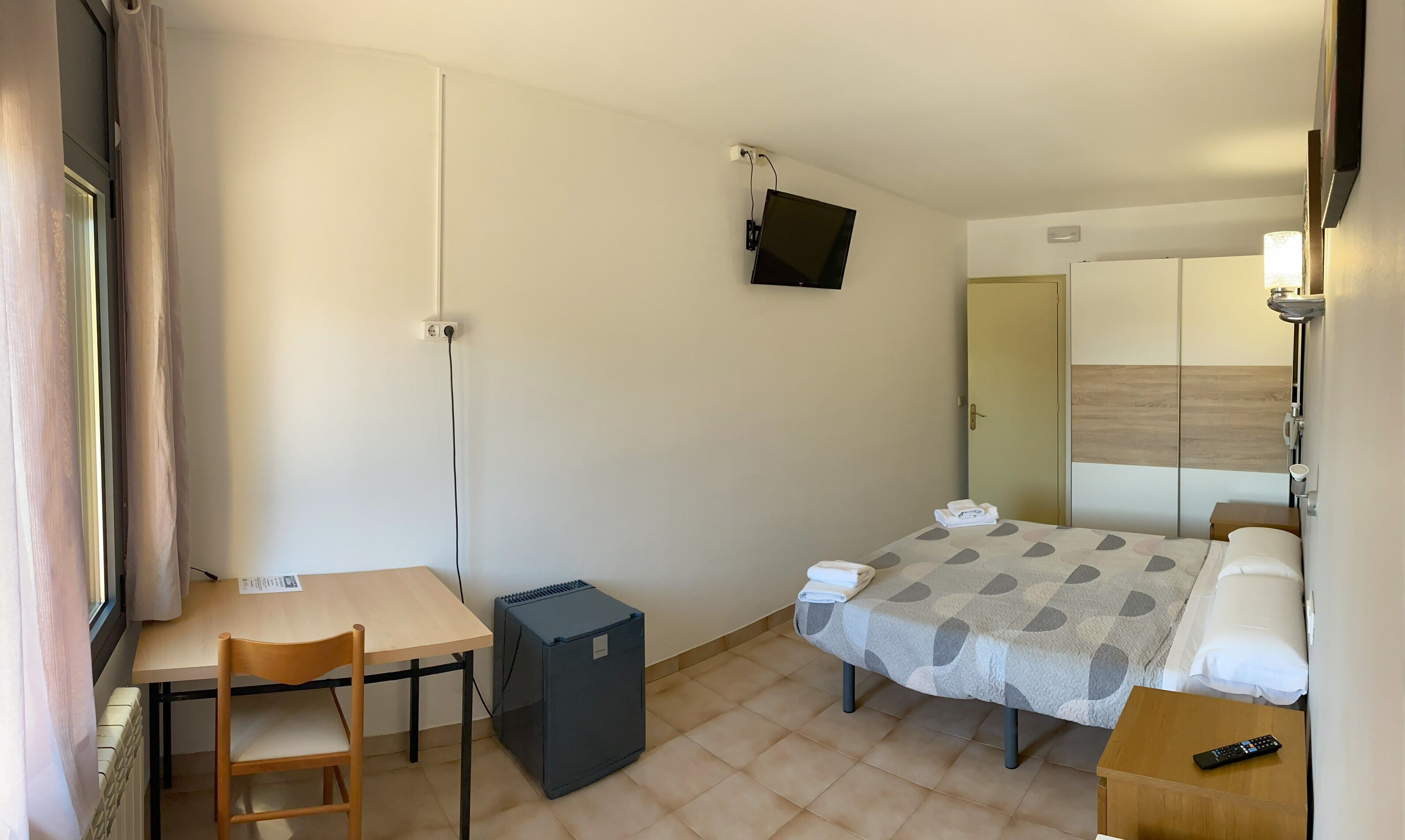 1 chambre, matelas mémoire de forme, ameublement personnalisé, bureau