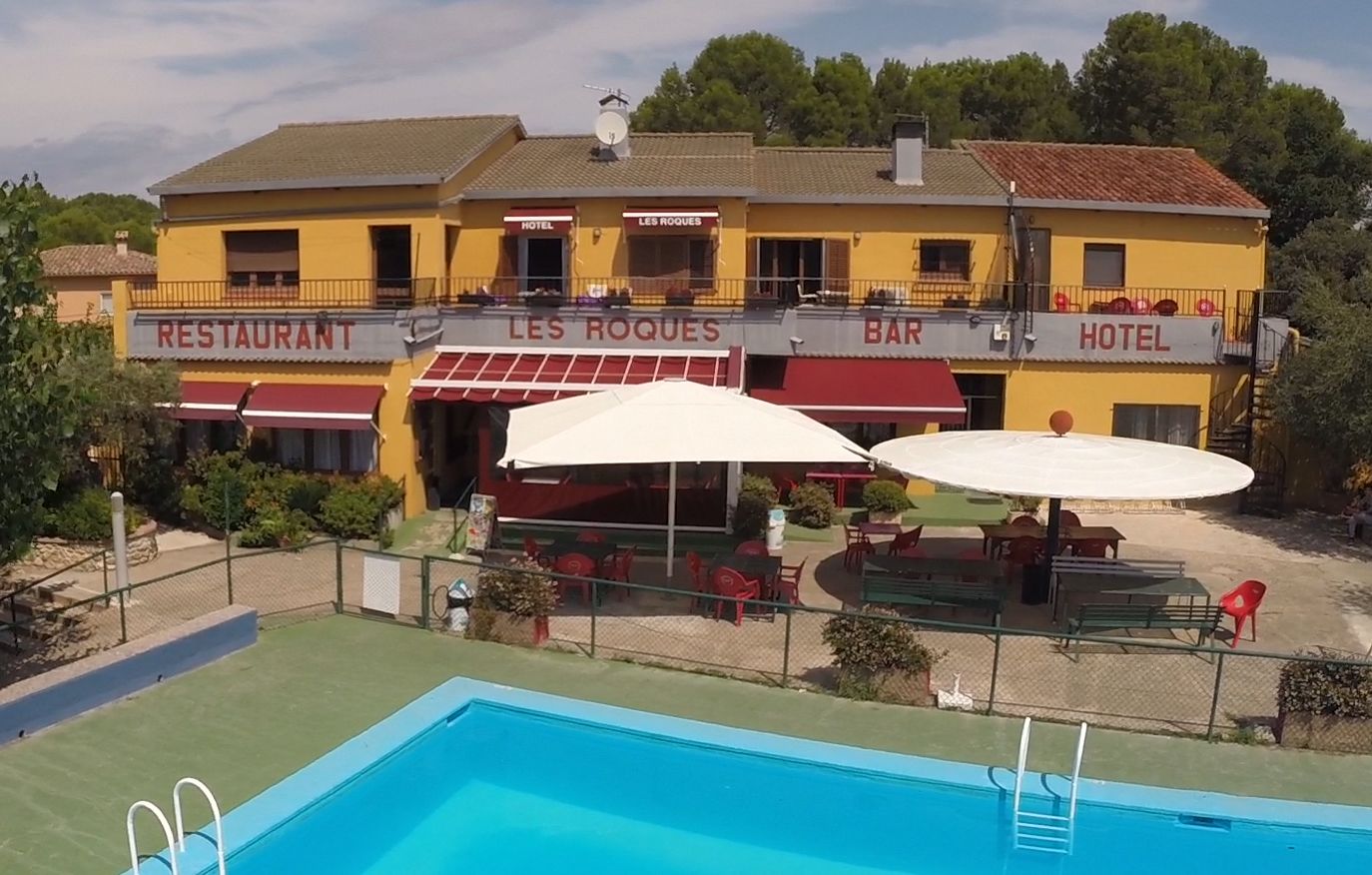 outdoor pool, open 11:00 am to 7:30 pm, lifeguards on site