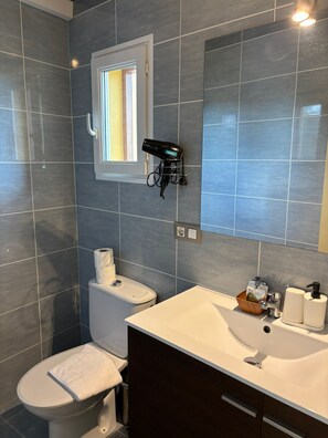 Kamar Quadruple, 2 kamar tidur | Kamar mandi | Shower, pancuran hujan, perlengkapan mandi gratis, dan pengering rambut