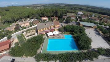 Outdoor pool, open 11:00 AM to 7:30 PM, lifeguards on site