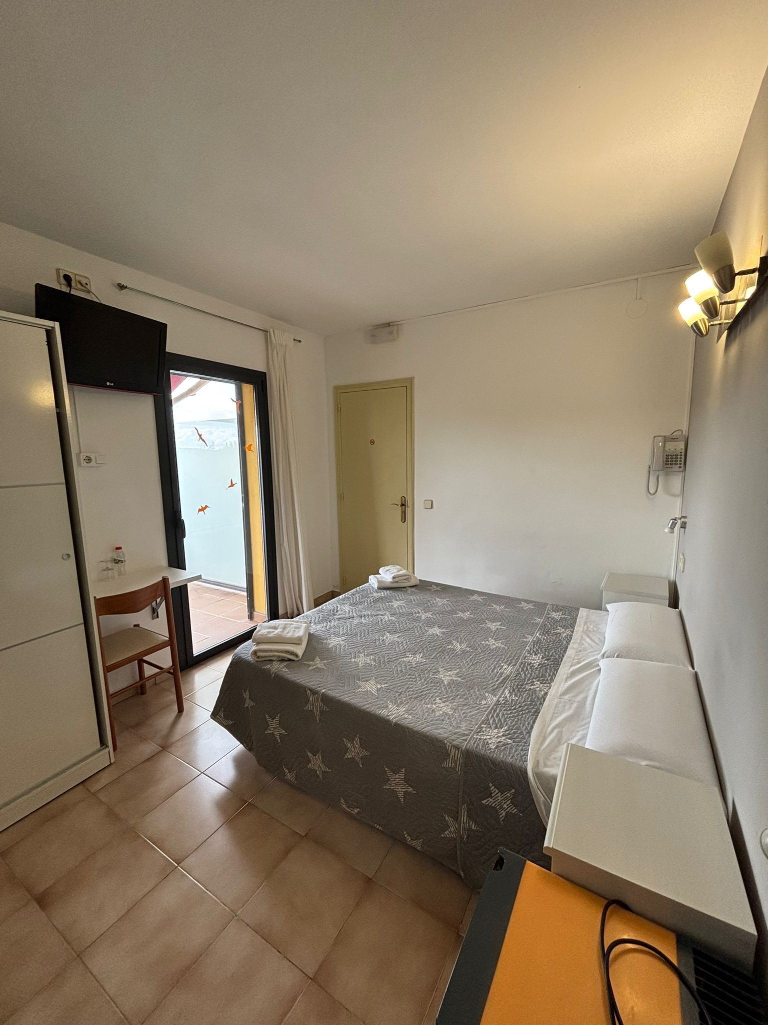 1 chambre, matelas mémoire de forme, ameublement personnalisé, bureau