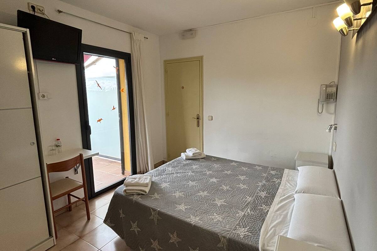 Quadruple Room, 2 Bedrooms | 1 bedroom, memory foam beds, desk, laptop workspace