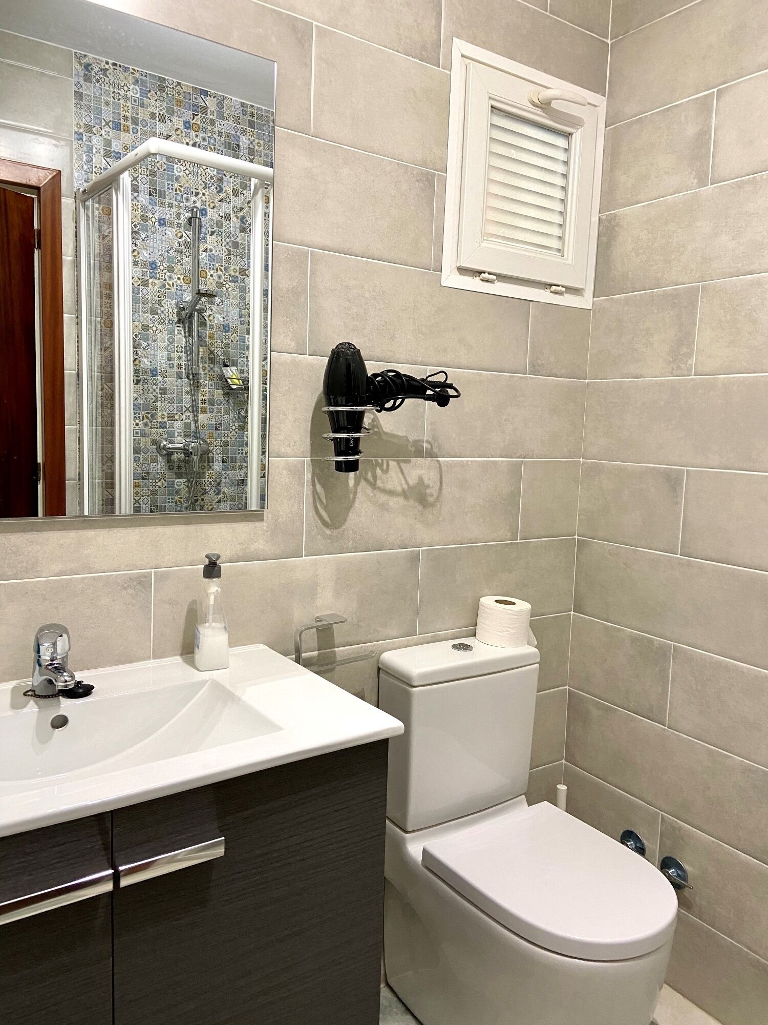 triple room | bathroom | shower, rainfall showerhead, free toiletries, hair dryer