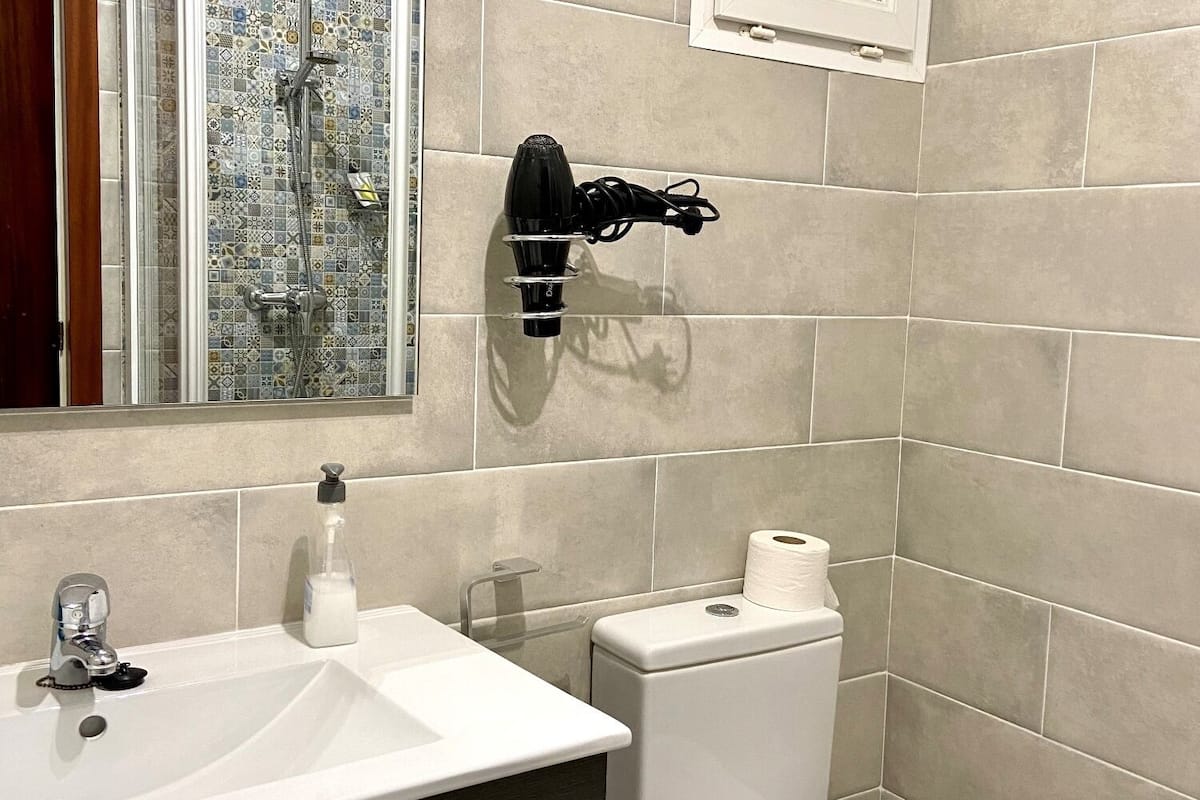 triple room | bathroom | shower, rainfall showerhead, free toiletries, hair dryer