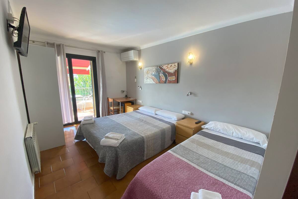 Triple Room | 1 bedroom, memory foam beds, desk, laptop workspace
