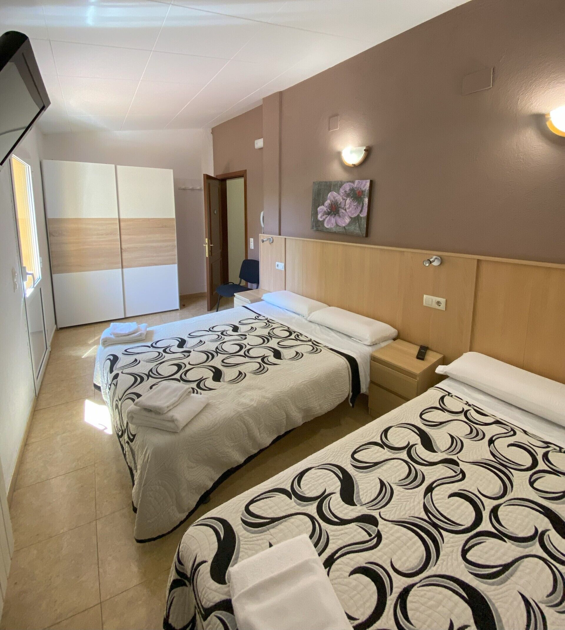 1 chambre, matelas mémoire de forme, ameublement personnalisé, bureau