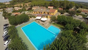 Un hotel con piscina, bar y restaurante.