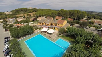 Outdoor pool, open 11:00 AM to 7:30 PM, lifeguards on site