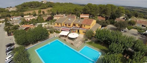 Piscine extérieure, maîtres-nageurs sur place