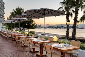 Petit déjeuner, déjeuner et dîner servis sur place, vue sur la plage