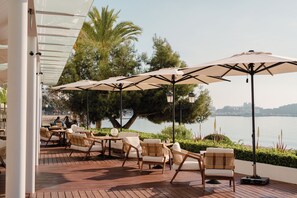 Petit déjeuner, déjeuner et dîner servis sur place, vue sur la plage