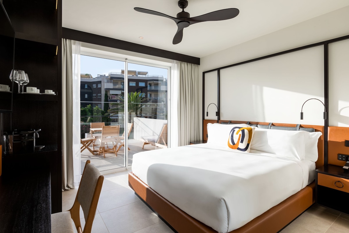 Chambre, 1 très grand lit, terrasse | Literie de qualité supérieure, couette en duvet d'oie
