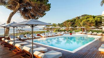 Kauden mukainen ulkouima-allas, ilmaisia cabañoita, aurinkovarjoja