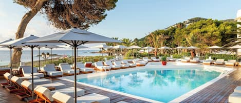 Een seizoensgebonden buitenzwembad, gratis zwembadcabana's