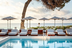 Seasonal outdoor pool, free cabanas, pool umbrellas