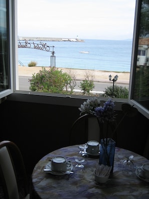 Utsikt mot strand/hav