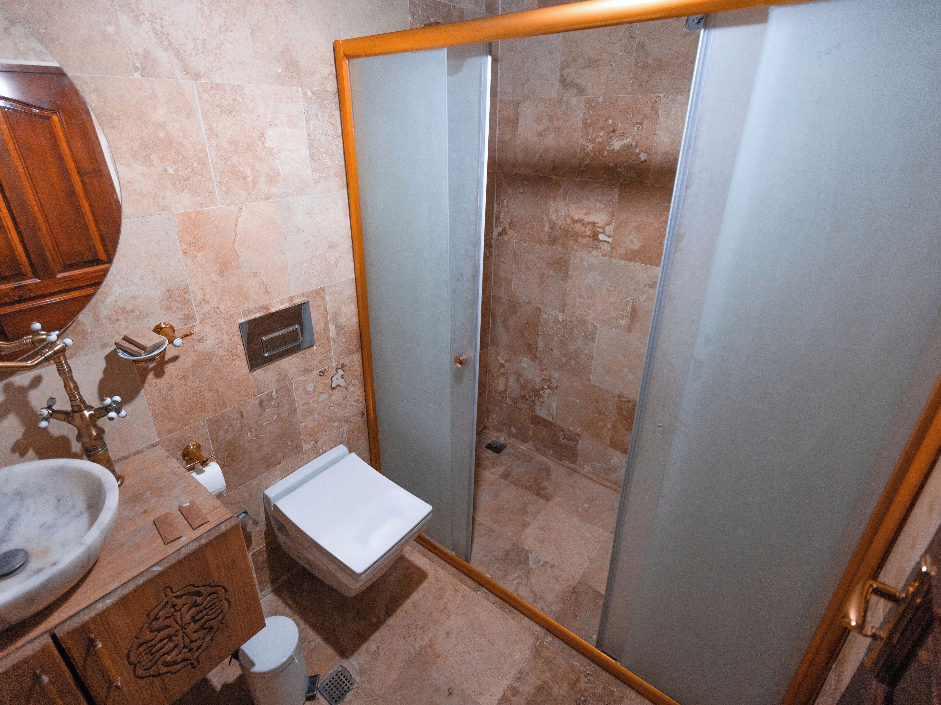 tas oda | bathroom | bathtub, rainfall showerhead, eco-friendly toiletries, hair dryer