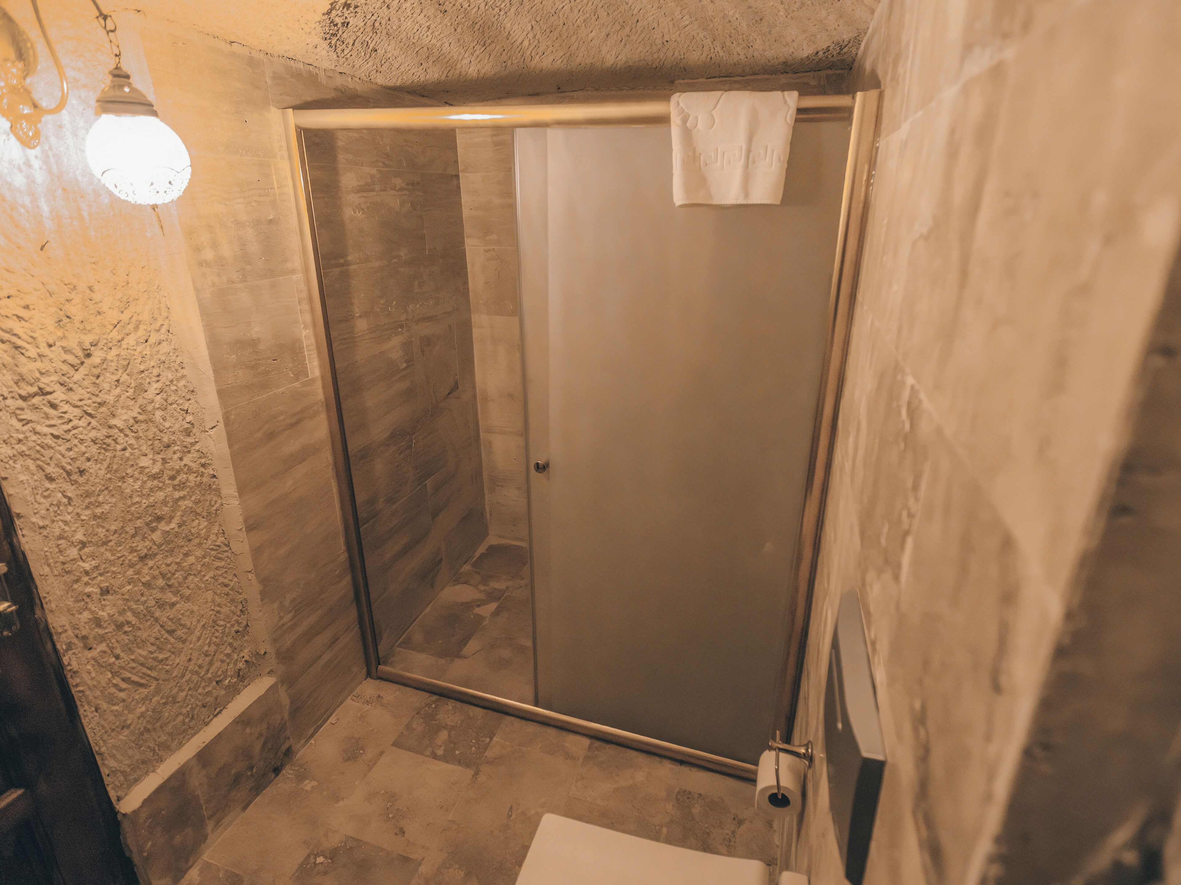 vadi cave room | bathroom | bathtub, rainfall showerhead, eco-friendly toiletries, hair dryer