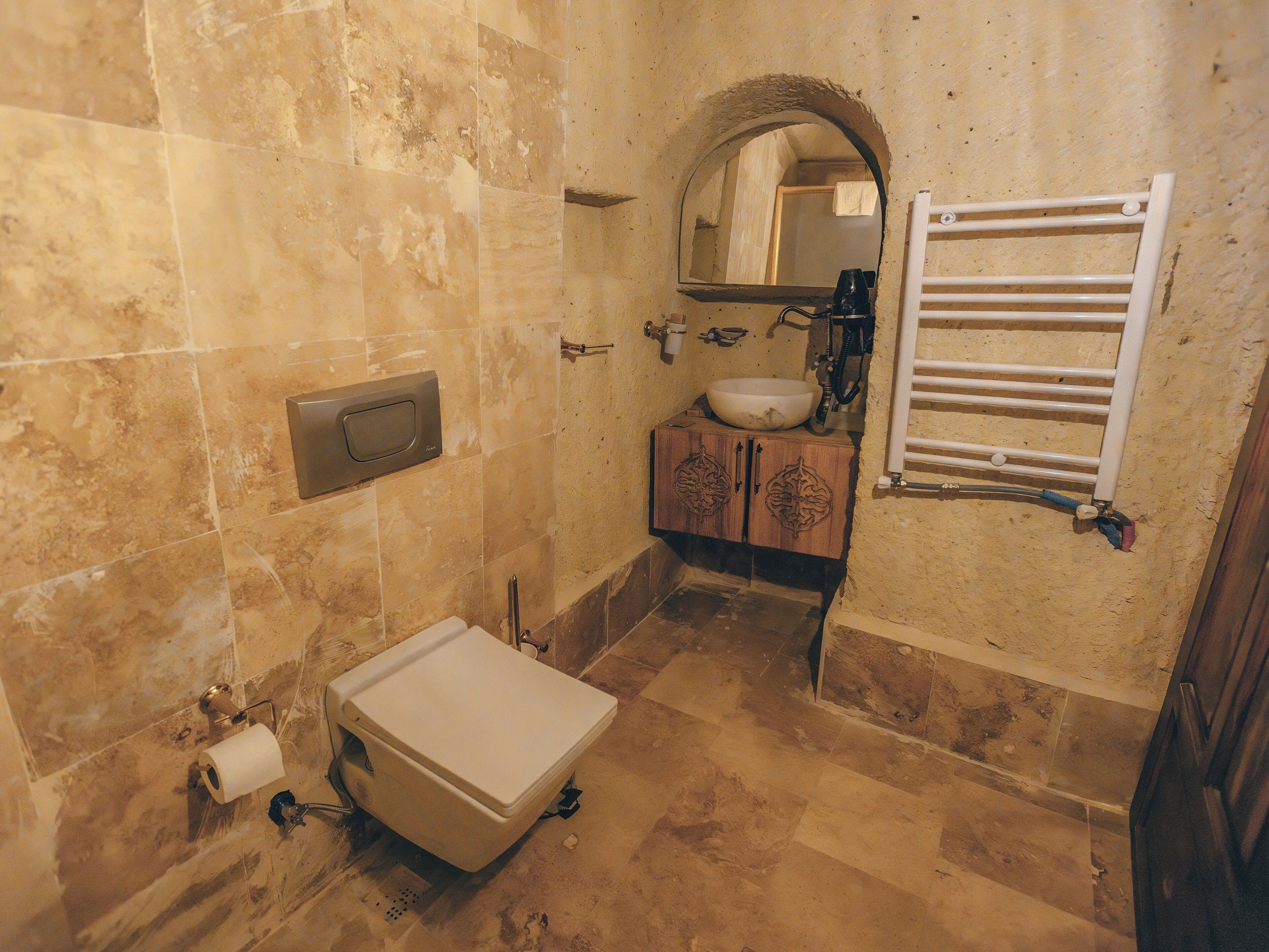 vadi cave room | bathroom | bathtub, rainfall showerhead, eco-friendly toiletries, hair dryer