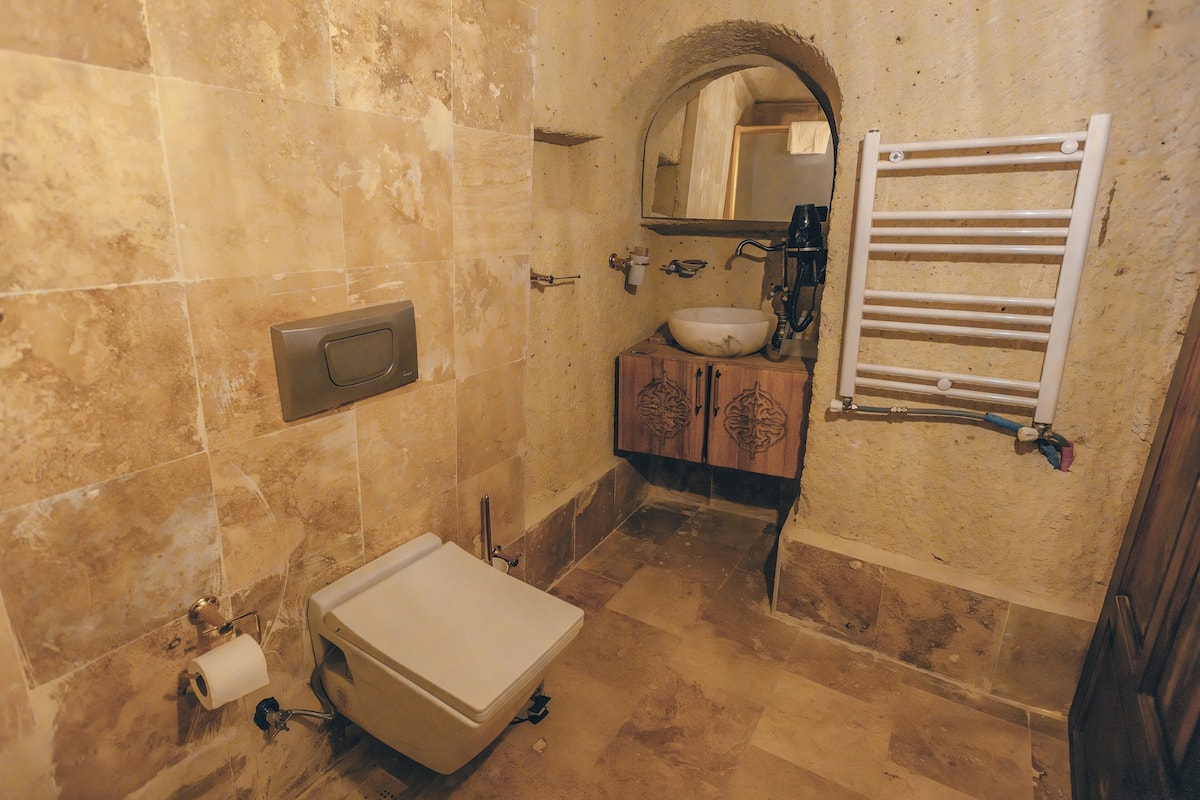 vadi cave room | bathroom | bathtub, rainfall showerhead, eco-friendly toiletries, hair dryer